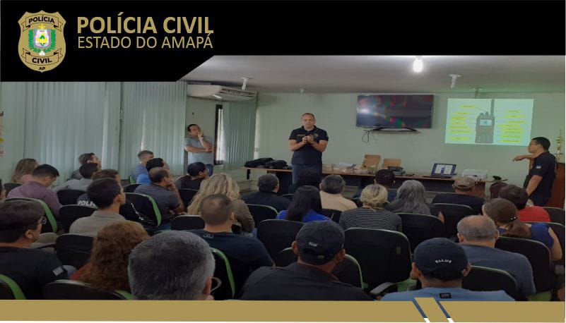 POLICIAIS CIVIS RECEBEM INSTRUÇÃO SOBRE O FUNCIONAMENTO DOS RÁDIOS DE COMUNICAÇÃO PORTÁTEIS